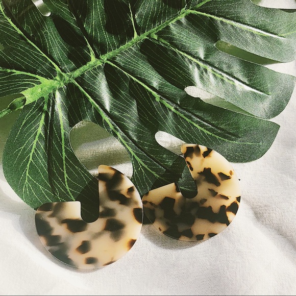 UO Style Tortoise Hoop Statement Earrings - Picture 3 of 5